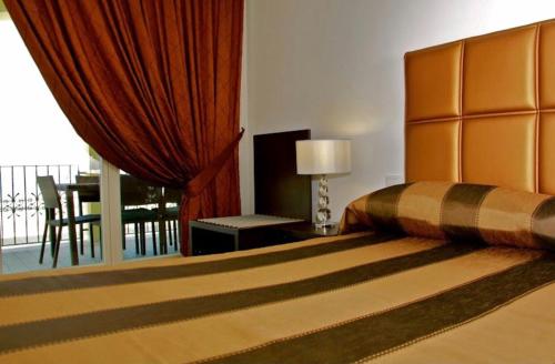 una camera da letto con un letto grande e una sala da pranzo di Marino’s Apartment a Porto Recanati