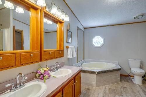 ein Badezimmer mit zwei Waschbecken und einer Badewanne in der Unterkunft Pet-Friendly Charlestown Retreat with On-Site Lake! in Charlestown