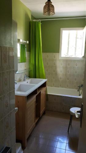 La salle de bains verte est pourvue d'un lavabo et d'une baignoire. dans l'établissement Résidence Bagatelle - Budget Appart proche mer entre amis et en famille MAE-7784, à Six-Fours-les-Plages