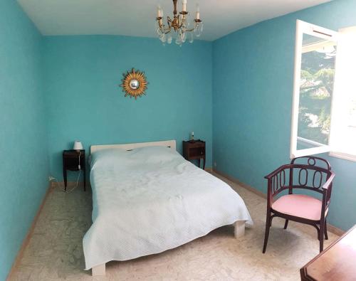 - une chambre bleue avec un lit et une chaise dans l'établissement Résidence Bagatelle - Budget Appart proche mer entre amis et en famille MAE-7784, à Six-Fours-les-Plages
