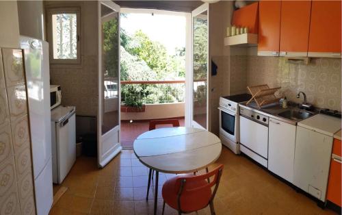 une cuisine avec une table, un évier et une fenêtre dans l'établissement Résidence Bagatelle - Budget Appart proche mer entre amis et en famille MAE-7784, à Six-Fours-les-Plages