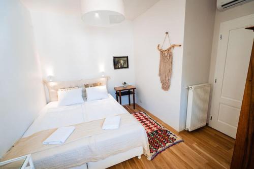 ブダペストにあるMiksa 13のウッドフロアのベッドルーム1室(大きな白いベッド1台付)