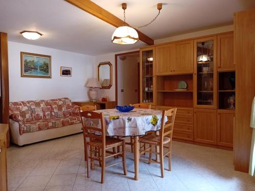 聖洛倫索巴納勒的住宿－Alloggio la Falesia，厨房以及带桌椅的起居室。