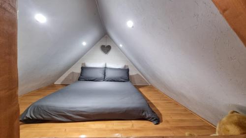 Ein Bett oder Betten in einem Zimmer der Unterkunft Ancien moulin près d'un ruisseau