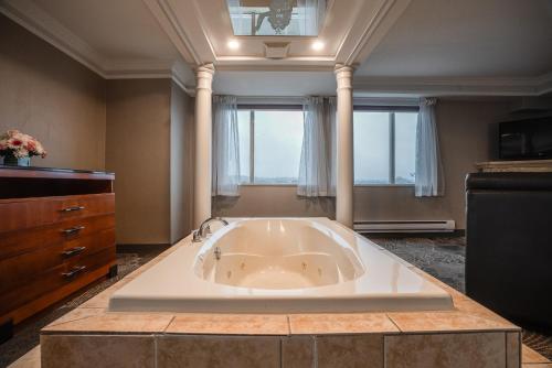 Galería fotográfica de Monte Carlo Inn Barrie - Newly Renovated en Barrie