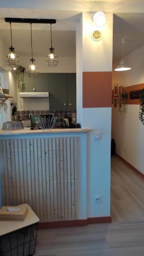 une cuisine avec un comptoir dans une pièce dans l'établissement Pause Bayeux, à Bayeux