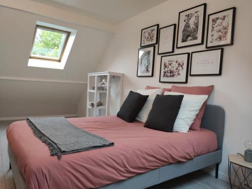 - une chambre dotée d'un lit avec des draps rouges et des photos murales dans l'établissement Maison avec Jardin - 10 pers - Proche Paris Disney & Golf - Idéal Pro & Familles, à Lésigny