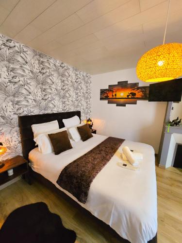 - une chambre avec un grand lit blanc et un mur dans l'établissement Giulia House Fécamp - Seaside - Four Stars, à Fécamp