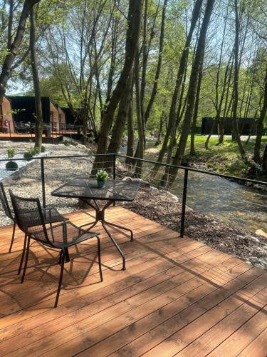 Zahrada ubytování Blisku do Gradot - Riverfront Luxury Cabins