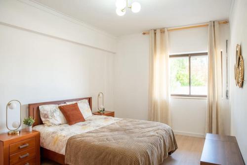 Ένα ή περισσότερα κρεβάτια σε δωμάτιο στο Aroeira Turquoise Home