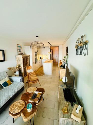 Résidence la Corniche appartement rénové de 66m2 pleine vue mer!