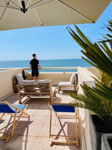 Résidence la Corniche appartement rénové de 66m2 pleine vue mer!