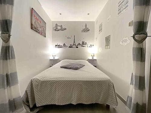 - une petite chambre avec un lit et une couverture dans l'établissement Joli studio avec balcon proche plage - Parking inclus - FR-1-646-9, à Berck-sur-Mer