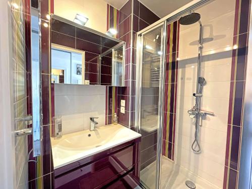 une salle de bain avec un lavabo et une douche dans l'établissement Joli studio avec balcon proche plage - Parking inclus - FR-1-646-9, à Berck-sur-Mer