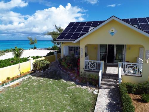 une maison avec des panneaux solaires sur le toit dans l'établissement The Sunflower Villa, à Grand Turk