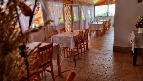 une salle à manger avec des tables et des chaises dans un restaurant dans l'établissement Pensiunea Harly, à Mahmudia