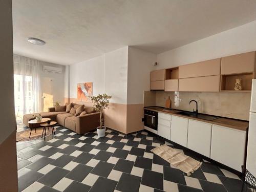 cocina y sala de estar con sofá y mesa en Gibel Apartments, en Golem