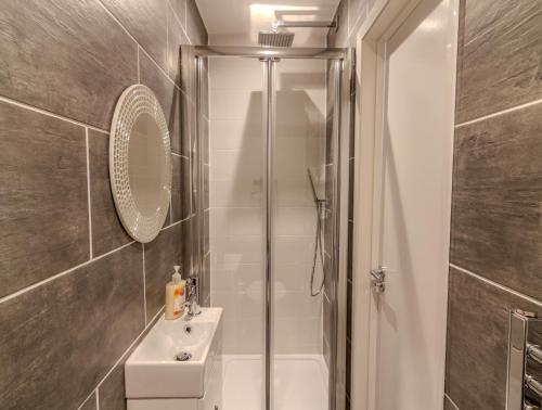 uma casa de banho com um chuveiro, um WC e um lavatório. em Stunning Ensuite Room em Beckenham
