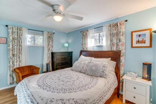 Schlafzimmer mit einem Bett und einem Deckenventilator in der Unterkunft Centennial Home with Hot Tub - 12 Mi to Denver! in Centennial