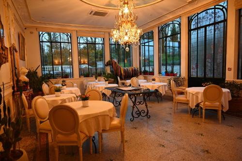 Restaurace v ubytování Hôtel La Villa Eugene
