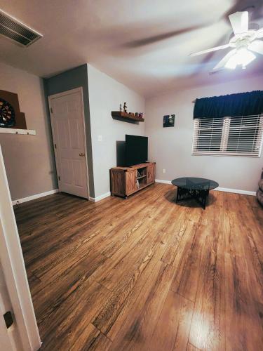 TV a/nebo společenská místnost v ubytování Bear's Den