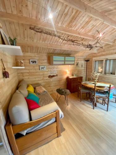 une pièce avec un lit et une table dedans dans l'établissement Chalet Vallespir Au fil de l'eau Immersion nature, à Lamanère