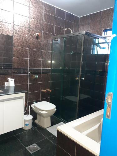 馬里亞納的住宿－Espaço Solar do Carmo，浴室配有卫生间、淋浴和盥洗盆。
