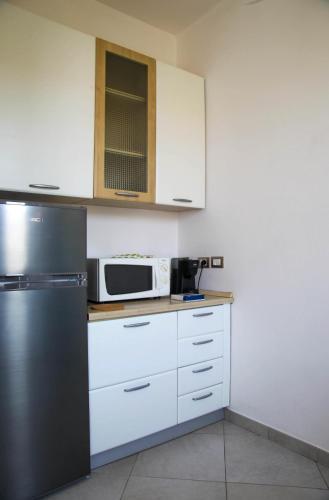 a kitchen with a refrigerator and a microwave at CasaA in La Spezia