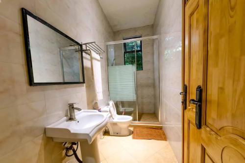 Bathroom sa Munyonyo serviced apartments