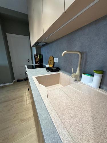 Una cocina o zona de cocina en Urban Charm Apt With Jacuzzi