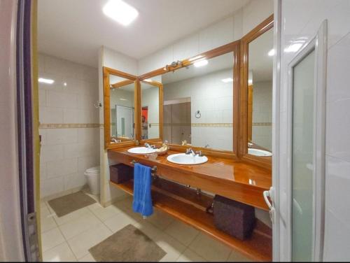 Un baño con dos lavabos y un espejo grande. en Blue Apart 2, en Puerto Rico