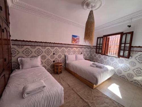 Postel nebo postele na pokoji v ubytování Riad Dar Zarbia