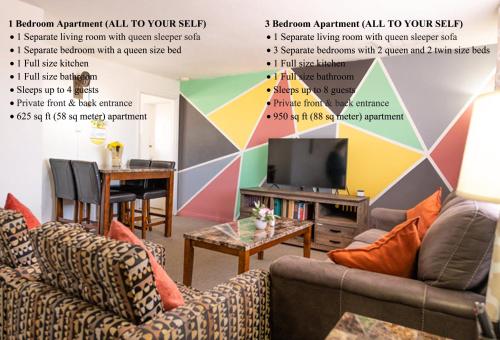 uma sala de estar com dois sofás e uma televisão em 1 or 3 Bedroom Apartment with Full Kitchen em Page