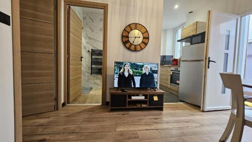 Een TV en/of entertainmentcenter bij Maisonnette tout confort.
