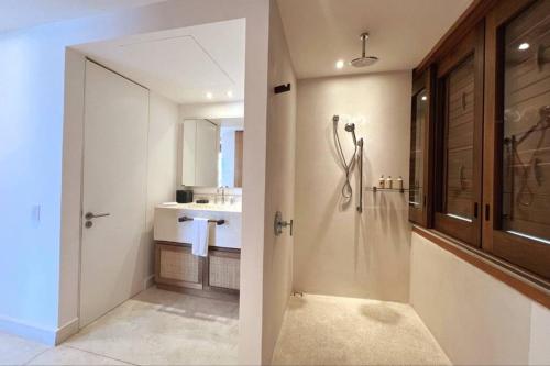 Ένα μπάνιο στο Ocean Front Luxury - 5 Pools & Private Beach Club