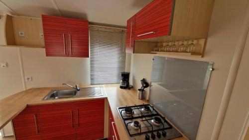 Kuchyň nebo kuchyňský kout v ubytování EGELE MOBILE-HOME prox Europapark et Rulantica