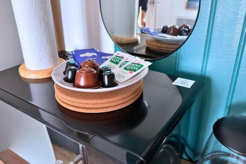 une table avec un miroir et une pile de serviettes dans l'établissement Studio chic & cosy, RER D, Orly 15min, à Villeneuve-Saint-Georges