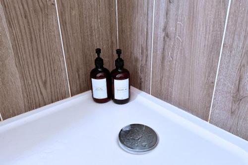 two bottles of wine sitting on top of a bath tub at Studio chic & cosy, RER D, Orly 15min in Villeneuve-Saint-Georges
