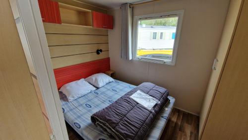 Cama pequeña en habitación pequeña con ventana en EGELE MOBIL-HOME prox Europapark et Rulantica en Boofzheim