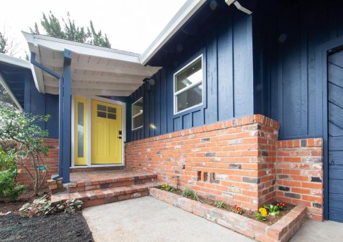 een blauw huis met een gele deur bij Folsom Old Town Escape in Folsom