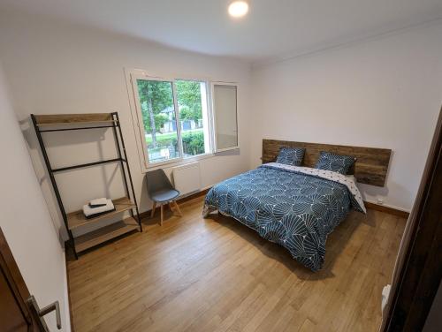 1 dormitorio con cama y ventana en Maison rénovée sur Laruns, en Laruns