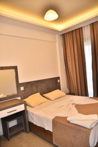 Habitación de hotel con cama y escritorio en Garden De Padre, en Antalya
