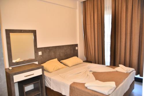 Habitación de hotel con cama con espejo en Garden De Padre, en Antalya