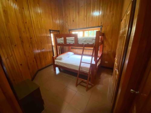 a small room with two bunk beds and a window at Groën Chincha® Casa de Campo centrica y turistica in San Pedro