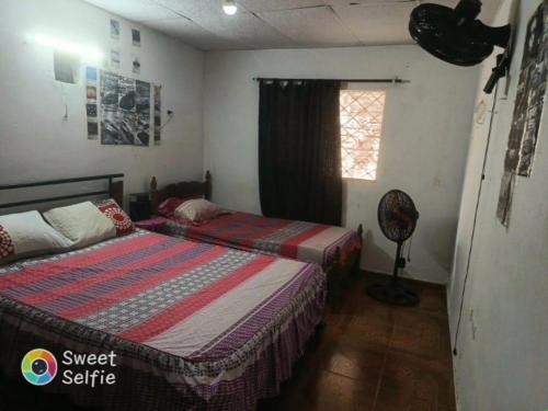 Giường trong phòng chung tại MINIMO 3 NOCHES HABITACION APARTAMENTO COMPARTIDO 3 PERSONAS - Aire acondicionado