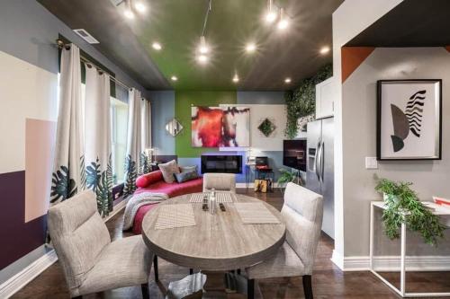 - un salon avec une table et un canapé dans l'établissement The Penthouse @ Luxro, à Chicago