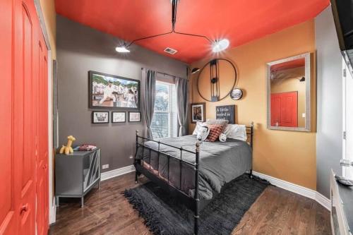 sypialnia z łóżkiem z pomarańczowym sufitem w obiekcie The Penthouse @ Luxro w Chicago