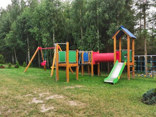 Kawasan permainan kanak-kanak di Domki Borowiackie nad brzegiem jeziora