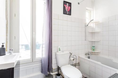 ein Badezimmer mit einem WC, einer Badewanne und einem Waschbecken in der Unterkunft Le Grey Cocon - Studio cosy aux portes de Paris in Saint-Mandé