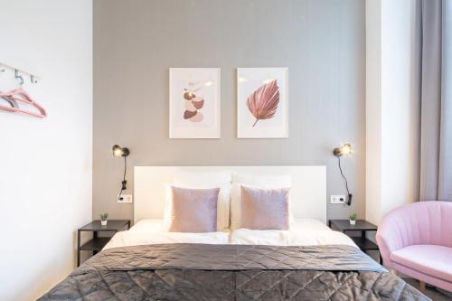 ein Schlafzimmer mit einem Bett und zwei Stühlen in der Unterkunft Extreme Central - Modern Mini Studio in Budapest